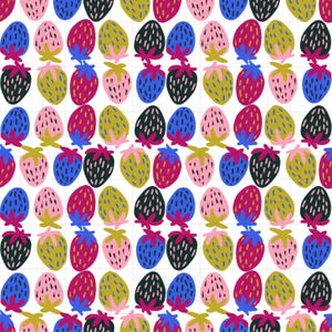 Può includere: Un motivo ripetuto di fragole stilizzate in vari colori, tra cui rosa, blu, verde e rosso scuro, su sfondo bianco. Le fragole hanno steli verdi o rosa e sono disposte a griglia.