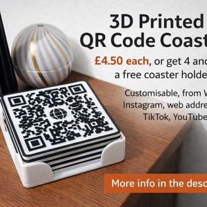 Puede incluir: Un juego de posavasos cuadrados con códigos QR en blanco y negro, impresos en 3D, en un soporte blanco. Personalizable para WiFi, Instagram, direcciones web, TikTok y YouTube. El texto dice "3D Printed QR Code Coasters".