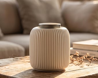 Minimalistyczna ceramiczna urna dla zwierząt, pamiątkowa biała prążkowana figurka psa, nowoczesny słoik na prochy kota