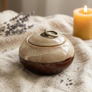 Kleine warme beige keramische huisdierenurn, aandenken hond, cadeau kattensympathie