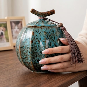 Puede incluir: Un juego de tres tazas de cerámica con un acabado moteado y mate. Las tazas son en tonos crema, gris claro y gris oscuro. Cada taza tiene un diseño simple y minimalista y un asa redondeada. Las tazas son probablemente para café o té.