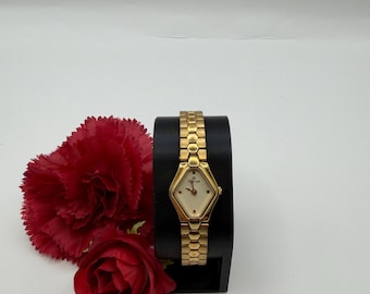 Vintage Titan goudkleurige diamantvormige dresswatch met zeshoekige schakelarmband