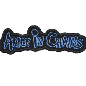 Könnte beinhalten: Ein gestickter Aufnäher mit dem Schriftzug Alice in Chains in einer hellblauen, zackigen, handgezeichneten Schriftart. Die Buchstaben sind mit schwarzem Garn auf einem schwarzen Stoffhintergrund umrandet, was für ein kontrastreiches Aussehen sorgt.