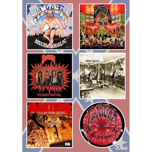Pode incluir: Uma colagem de seis capas de álbuns e um adesivo da banda Pantera. As capas dos álbuns exibem várias imagens, incluindo uma figura demoníaca, fotos da banda e uma cobra. O adesivo tem o logotipo da banda e o texto "I AM THE NIGHT".