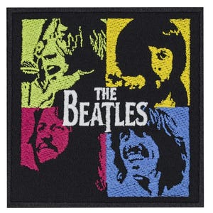 Puede incluir: Un parche bordado cuadrado que presenta cuatro retratos estilizados de The Beatles en verde lima, amarillo, magenta y azul claro sobre un fondo negro. El texto blanco THE BEATLES está centrado sobre los retratos en una fuente serif negrita.