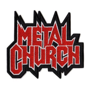 以下が含まれることがあります： 太くギザギザした赤いフォントで「METAL CHURCH」という文字が刺繍されたワッペン。厚い黒の縁取りが施されており、鋭く角張ったシルエットと尖ったエッジが特徴的なグラフィック形状を作り出しているロゴエンブレム。