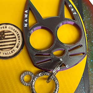 Mama-Katze-Schlüsselanhänger zur Selbstverteidigung, atemberaubendes Lila-Lava mit Mickey-Mouse-Disney-Motiv, Aluminium-Karabiner