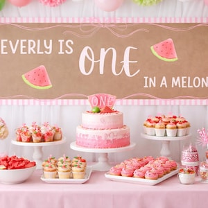 Puede incluir: Una mesa de postres rosa y blanca decorada para una fiesta de primer cumpleaños. La pancarta dice "Everly is one in a melon". La mesa incluye un pastel, cupcakes y otras golosinas, con decoraciones rosas y verdes.