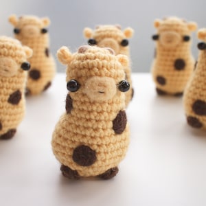 crochet giraffe plush toy - mini amigurumi giraffe ornament or keychain