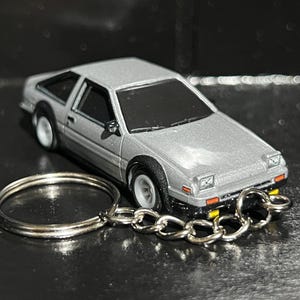 Llavero Toyota AE86 Sprinter Trueno Levin Corolla Coche de metal fundido a escala 1:64 Llavero / Mini regalo
