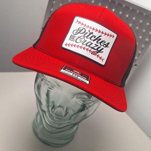 Cappellino da softball Pitches Be Crazy Fastpitch Trucker – Rosso e nero con chiusura snapback e toppa bianca / Cappellino da softball divertente / Edizione limitata stagionale