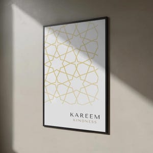 Puede incluir: Un cuadro enmarcado con un diseño geométrico dorado sobre fondo blanco. La impresión incluye las palabras "Kareem Kindness" en una fuente minimalista, sobre una pared neutra.