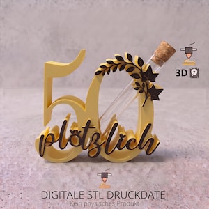Pode incluir: Um número 50 impresso em 3D amarelo com a palavra alemã "plötzlich" em letra cursiva castanho-escura. Um tubo de ensaio de vidro transparente com rolha de cortiça está inserido no número, decorado com um ramo de folhas castanho-escuro.