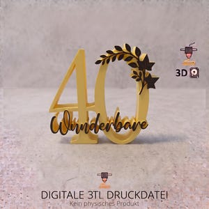 Op de afbeelding: Een gele 3D-geprinte cijfer 40 taarttopper met een donkerbruin cursief opschrift Wunderbare en een donkerbruin bladerenmotief op de nul. De afbeelding bevat 3D-printerpictogrammen en de tekst DIGITALE 3TL DRUCKDATEI.