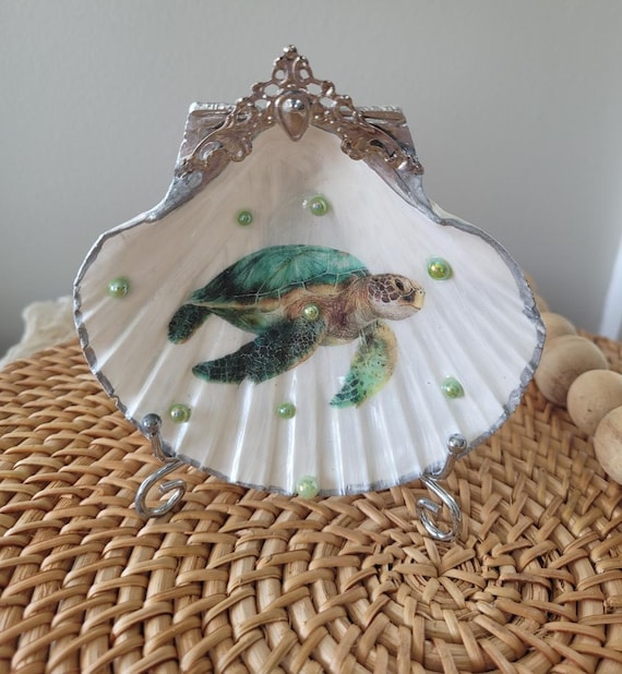 Hand-Decorated Clam Shell with Green Sea Turtle – Coastal Home Decor Accent