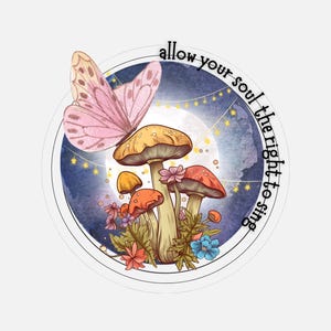 Puede incluir: Una pegatina redonda con una ilustración de fantasía. Una mariposa rosa está colocada encima de un grupo de setas con sombreros naranjas y rojos. El diseño incluye flores, una luna llena y el texto "allow your soul the right to sing."