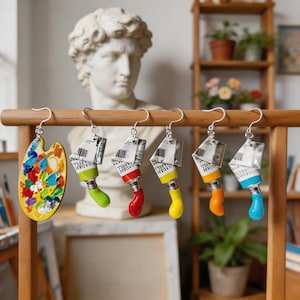 以下が含まれることがあります： 青、緑、白の色合いの、3つのセラミック入れ子ボウルのセット。ボウルはまだらの釉薬とシンプルでモダンなデザインが特徴です。最大のボウルの直径は約15cmです。