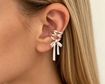Pendiente de oreja con lazo plateado mate, clip de oreja con cinta sin perforación, envoltura minimalista para la oreja, joyería estética coqueta, lindo regalo llamativo para ella.