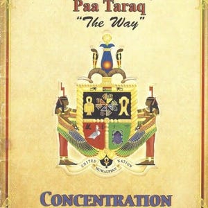 Może przedstawiać: Beżowy plakat z ozdobnymi obramowaniami i obrazami w stylu egipskim. Tekst "Paa Taraq 'The Way'" jest wyświetlany nad herbem i słowem "CONCENTRATION". Dodatkowy tekst na dole.