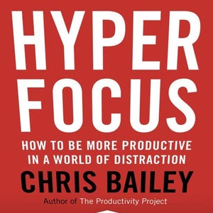 Puede incluir: Portada de libro roja con el título "HYPER FOCUS" en letras blancas grandes. Debajo, el texto dice "HOW TO BE MORE PRODUCTIVE IN A WORLD OF DISTRACTION" y "CHRIS BAILEY".