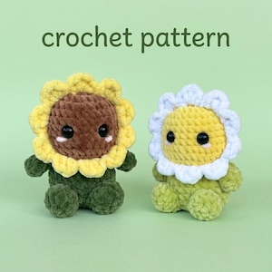 Könnte beinhalten: Eine weiße Keramik-Tasse mit schwarzem Henkel und dem Text "But First, Coffee" in schwarzer, handschriftlicher Schrift. Die Tasse steht auf einer weißen Oberfläche.