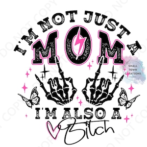 以下が含まれることがあります： 「I'M NOT JUST A MOM I'M ALSO A Bitch」のテキストが入った白いグラフィックデザイン。黒い骸骨の手、蝶、ピンクのアクセントが含まれています。