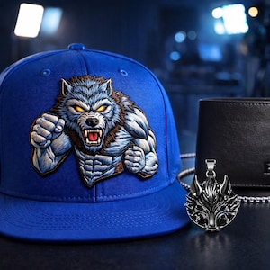 Pode incluir: Boné de beisebol azul com um design de lobisomem bordado detalhado, uma carteira de couro preta com "BOSS" em relevo e um pingente de lobo prateado em uma corrente. Os itens são exibidos em uma superfície escura.