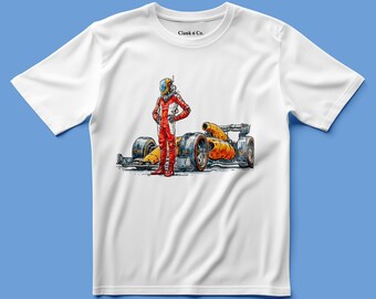 Può includere: Una t-shirt bianca a maniche corte con un'illustrazione grafica di un pilota di auto da corsa in tuta rossa e bianca in piedi accanto a un'auto di Formula 1 arancione. Il testo Clank n' Co. è stampato in nero all'interno del colletto.