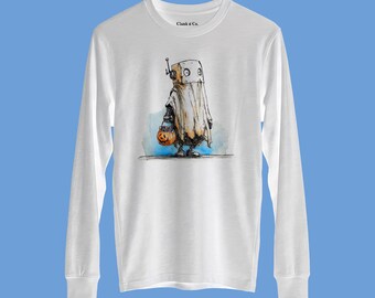 Può includere: Una maglietta bianca a maniche lunghe con un'illustrazione grafica di un robot che indossa un costume da fantasma e tiene in mano un piccolo secchiello a forma di zucca arancione. Il testo Clank & Co. è stampato in nero sul colletto.