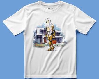 Può includere: Una t-shirt bianca a maniche corte con un'illustrazione grafica di un robot giallo che indossa un lenzuolo da fantasma bianco e trasporta un secchiello a forma di zucca arancione davanti a una casa. L'etichetta interna riporta Clank n' Co.