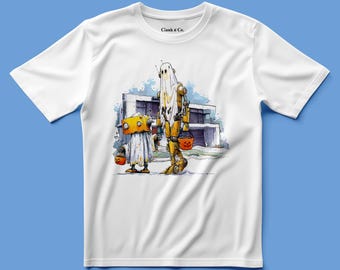 Può includere: Una t-shirt bianca a maniche corte con un'illustrazione grafica di due robot gialli che indossano costumi da fantasma bianchi e tengono in mano secchielli arancioni a forma di zucca davanti a una casa. Il testo Clank n' Co. è stampato sul colletto.