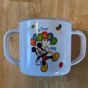 Taza Disney vintage de los 80 - Mickey Mouse "Mi primera taza Disney" - Taza infantil con doble asa - Taza de plástico para entrenamiento de bebés - Regalo Disney para bebés imagen 1