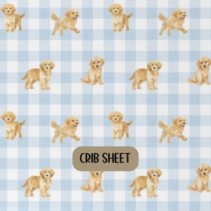 Peut inclure: Drap housse avec un motif répété de chiots golden retriever sur un fond à carreaux bleu clair et blanc. Le texte "CRIB SHEET" est imprimé dans un rectangle marron.