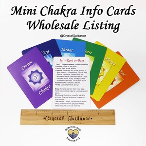 Pu&ograve; includere: Un set di sette carte colorate con simboli dei chakra e informazioni su ogni chakra. Le carte sono disposte a semicerchio con la carta del chakra radice al centro. Le carte sono etichettate con i nomi dei chakra: Corona, Occhio, Gola, Cuore, Plesso, Sacrale e Radice. Il testo sulla carta del chakra radice dice "1&deg; - Radice o Base" e include informazioni sulla posizione del chakra, i colori, i cristalli, gli oli essenziali, le erbe, il corpo, le emozioni e le questioni della vita. Le carte sono progettate per essere utilizzate nella guarigione dei chakra e nella meditazione.