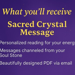 Puede incluir: Un fondo p&uacute;rpura con texto dorado que dice "Lo que recibir&aacute;s: Mensaje de Cristal Sagrado". Debajo del t&iacute;tulo hay vi&ntilde;etas que describen una lectura de energ&iacute;a personalizada, mensajes de una Piedra del Alma y un PDF por correo electr&oacute;nico.