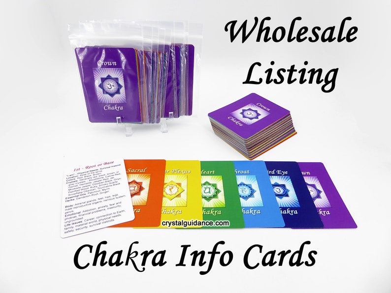 Pu&ograve; includere: Elenco all'ingrosso di carte informative sui chakra. Le carte sono codificate a colori e presentano i simboli e i nomi dei chakra. Le carte sono impilate in un sacchetto di plastica trasparente e su un tavolo. Il testo "Chakra Info Cards" e "crystalguidance.com" &egrave; stampato sul tavolo.