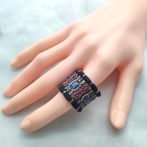 Anello con zaffiro blu in argento 925 / Fascia aperta a bracciale con diamanti e reticolo a farfalla / Anello largo con mosaico di rubini e pavé, gioiello di lusso intrecciato nero per festival
