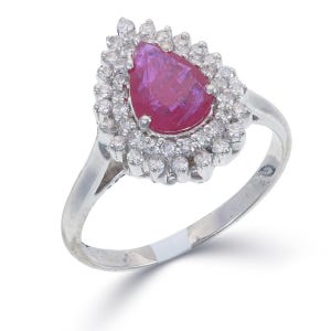 Può includere: Un anello color argento con una gemma rosa centrale a forma di pera, circondata da un doppio alone di piccole pietre rotonde e trasparenti. La fascia è liscia e metallica, con una piccola etichetta rettangolare bianca sulla parte inferiore.