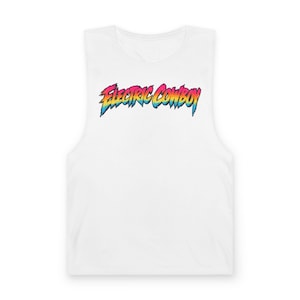 Könnte beinhalten: Ein weißes ärmelloses Tanktop mit dem Schriftzug ELECTRIC COWBOY auf der Brust. Die Schriftart ist stilisiert und gezackt, mit einem lebendigen Farbverlauf, der von Pink über Gelb zu Blau übergeht.