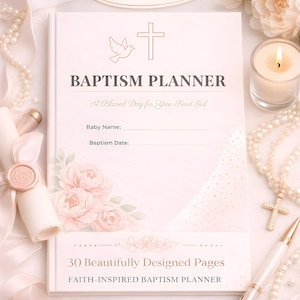 Op de afbeelding: Een roze doop planner met de tekst "BAPTISM PLANNER" en "A Blessed Day for Your Sweet Gal". De omslag toont een kruis, een duif en bloemmotieven. De planner bevat 30 pagina's en is direct te downloaden.