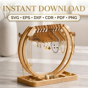 Puede incluir: Organizador de joyas de madera con un diseño circular, con pequeñas perchas de madera para collares y una bandeja para anillos y pendientes. El texto "INSTANT DOWNLOAD" está en la parte superior.