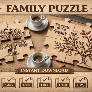 Puede incluir: Rompecabezas familiar de madera con diseño de árbol y texto "The Pieces of Our Family". El rompecabezas es de madera clara e incluye cuatro piezas entrelazadas. También hay dos tazas pequeñas de café.