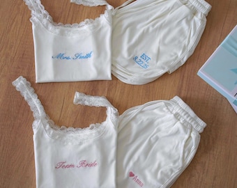 Conjunto de pijama de noiva sem mangas com bordado personalizado em renda e nome "Sra.", ideal para dormir, usar na manhã do casamento ou como presente de lua de mel para a noiva.