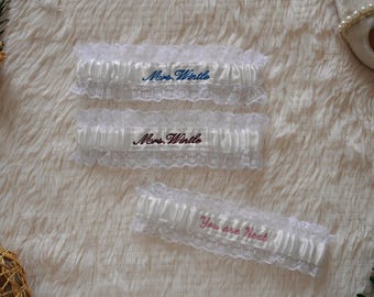 Liga de novia de encaje hecha a mano con elegantes detalles bordados, personalizada para que la novia la atesore después de la ceremonia.