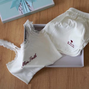 Personligt broderat spetslinne, personligt pyjamasset för brudar, brudunderkläder, smekmånadspresent, bröllopsmorgonoutfit