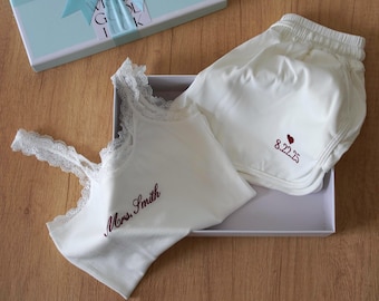 Personalizowany komplet z koronkowym topem haftowanym na szydełku, spersonalizowana bielizna nocna dla panny młodej, bielizna ślubna, prezent dla nowożeńców, poranny strój ślubny