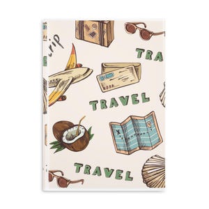 Könnte beinhalten: Ein Notizbuch mit cremefarbenem Hintergrund und Reise-Illustrationen. Das Design umfasst ein Flugzeug, einen Koffer, eine Sonnenbrille, eine Karte, eine Kokosnuss und das Wort "TRAVEL" in Grün. Das Notizbuch ist rechteckig.