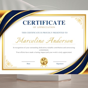 Peut inclure: Un certificat de reconnaissance avec une bordure dorée et des accents bleu marine. Le certificat indique "Certificat de reconnaissance" et est présenté à Marceline Anderson. Comprend un espace pour une date et une signature.