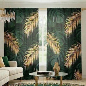 Peut inclure: Rideaux vert foncé avec imprimé de feuilles dorées. Les rideaux présentent de grandes feuilles stylisées dans des tons de vert avec des détails dorés. Le design crée un thème tropical et botanique. Les rideaux sont suspendus devant une fenêtre.
