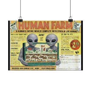 以下が含まれることがあります： 「HUMAN FARM」と題されたヴィンテージスタイルのポスターには、ミニチュアの人間の世界のディスプレイを持っている2人の灰色のエイリアンが描かれています。ポスターには「FASCINATING！」や「EDUCATIONAL！」などのテキストと価格タグが含まれています。